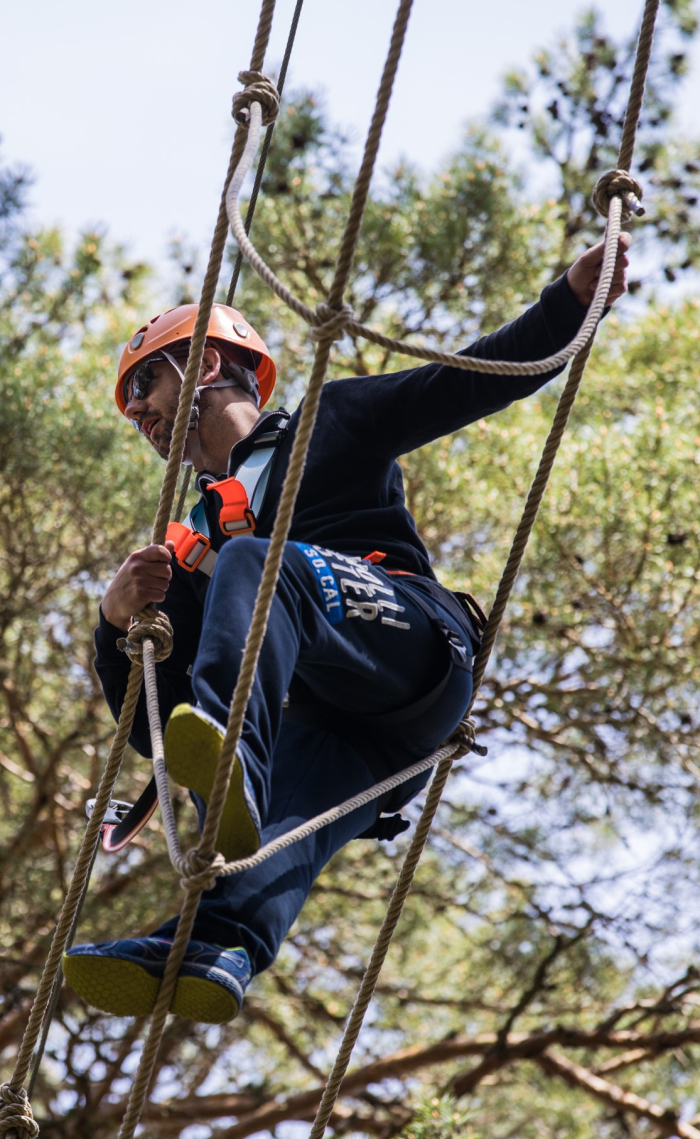 En man pratar med sina kompisar uppe p hghjdsbanan