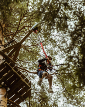 En pojke hoppar frn Nervkittlaren, 15 meter upp i luften
